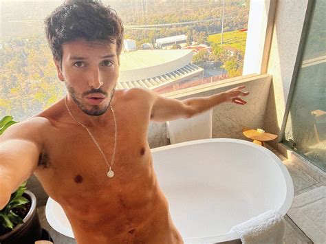 sebastian yatra desnudó